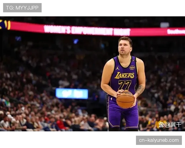 东契奇又在更衣室吃披萨了，这自律程度真不愧是NBA顶薪？